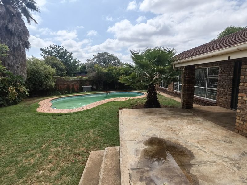 Spacious 5 bedroom 2 bathroom Lounge with study and a swimming pool home in a quiet neighborhood . - Photo 3