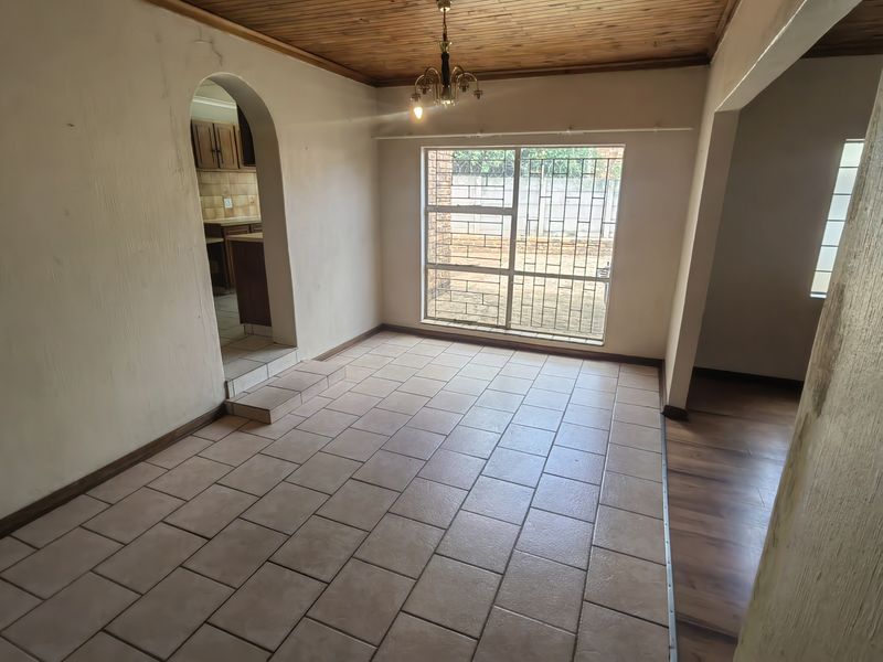 Spacious 5 bedroom 2 bathroom Lounge with study and a swimming pool home in a quiet neighborhood . - Photo 10