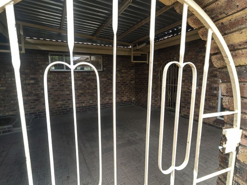 Spacious 5 bedroom 2 bathroom Lounge with study and a swimming pool home in a quiet neighborhood . - Photo 4