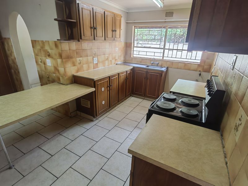 Spacious 5 bedroom 2 bathroom Lounge with study and a swimming pool home in a quiet neighborhood . - Photo 9