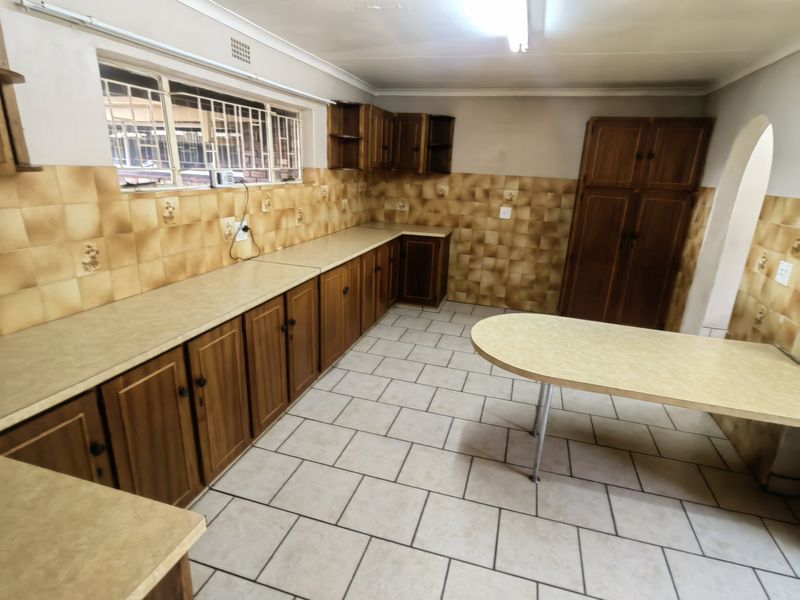 Spacious 5 bedroom 2 bathroom Lounge with study and a swimming pool home in a quiet neighborhood . - Photo 8