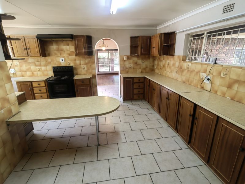 Spacious 5 bedroom 2 bathroom Lounge with study and a swimming pool home in a quiet neighborhood . - Photo 6