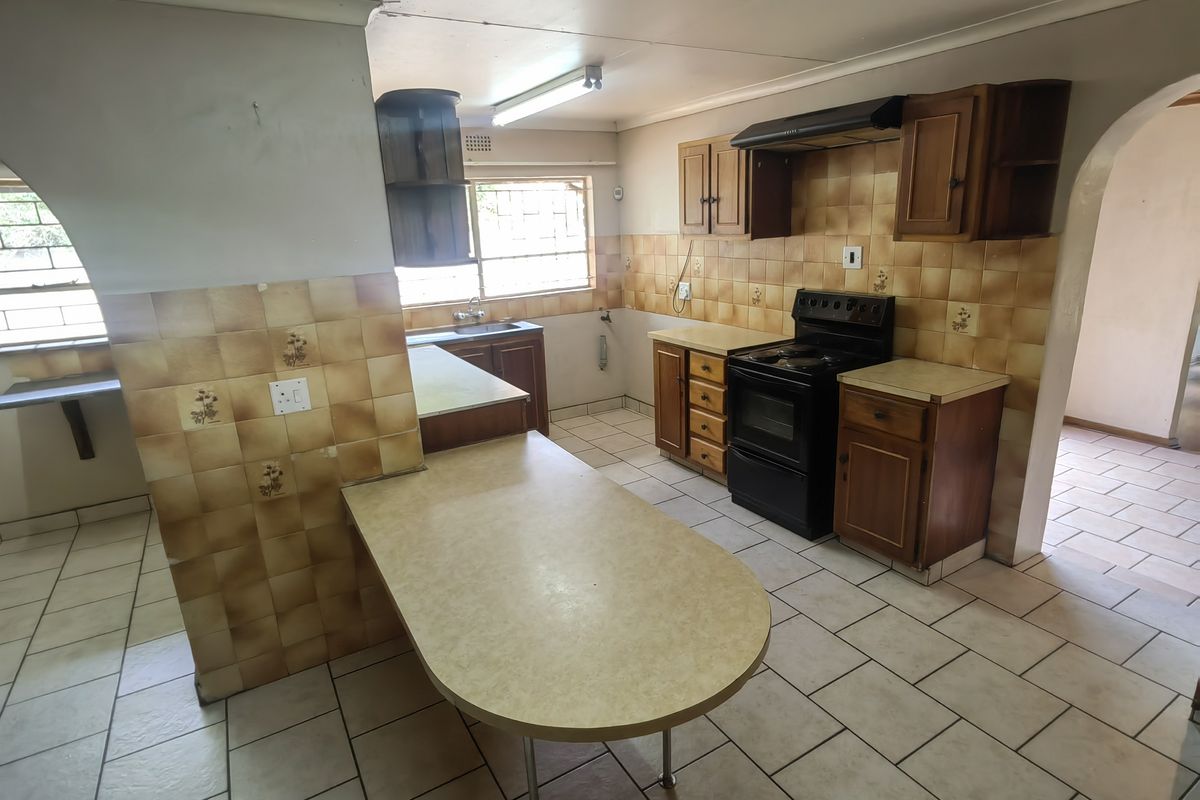 Spacious 5 bedroom 2 bathroom Lounge with study and a swimming pool home in a quiet neighborhood . - Photo 5