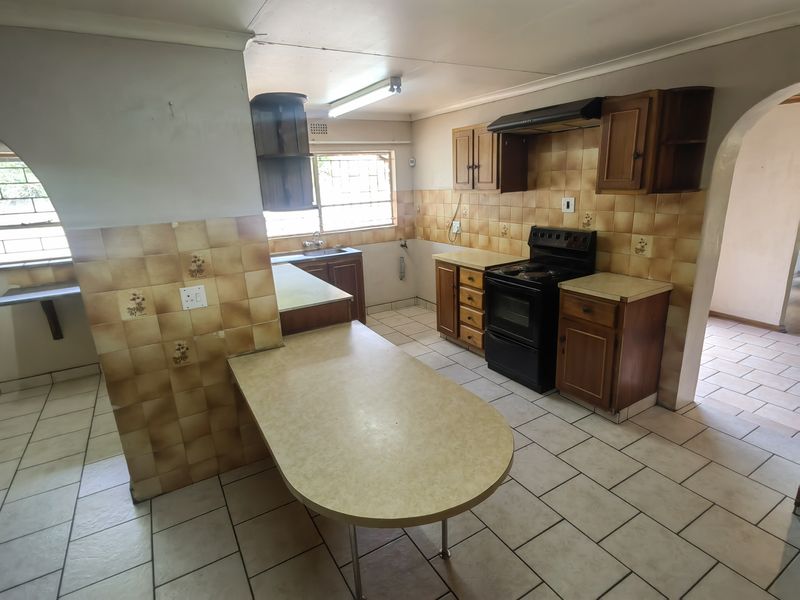 Spacious 5 bedroom 2 bathroom Lounge with study and a swimming pool home in a quiet neighborhood . - Photo 5