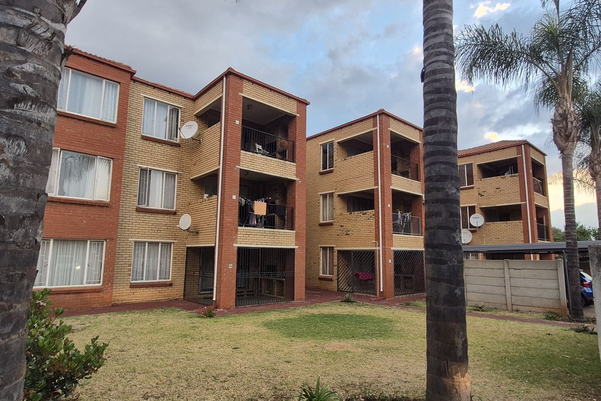 2 Bedroom 2 Bathroom apartment for sale in die Hoewes - Photo 2