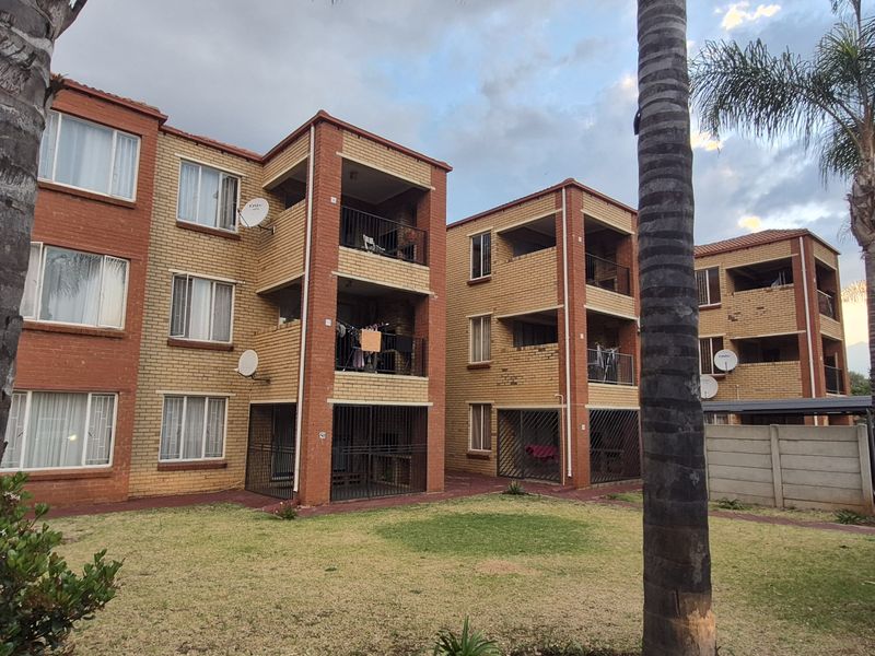2 Bedroom 2 Bathroom apartment for sale in die Hoewes - Photo 2