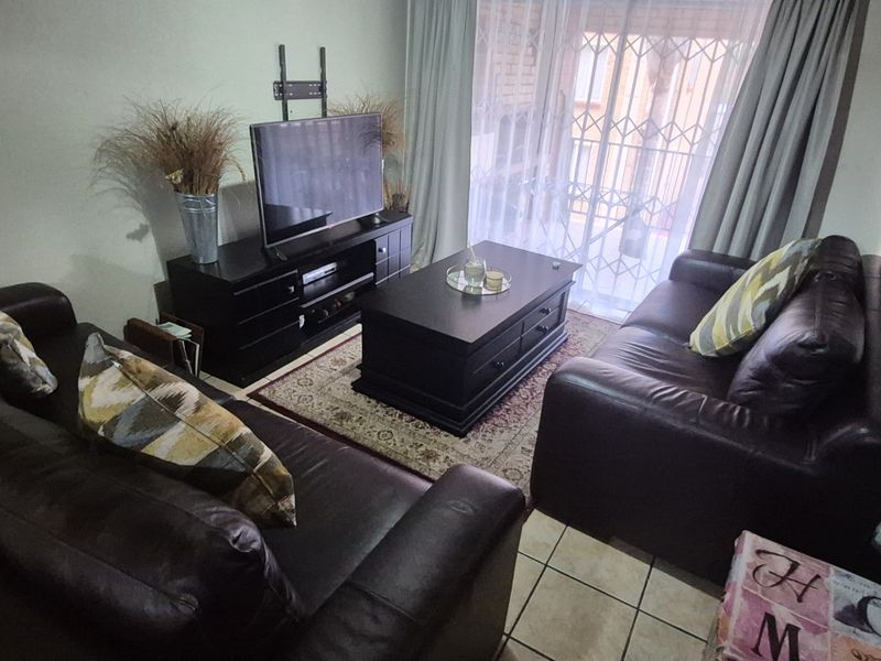 2 Bedroom 2 Bathroom apartment for sale in die Hoewes - Photo 8