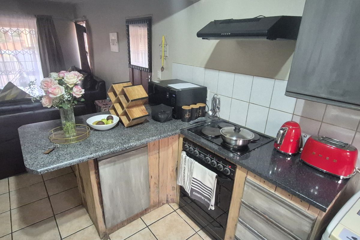 2 Bedroom 2 Bathroom apartment for sale in die Hoewes - Photo 4