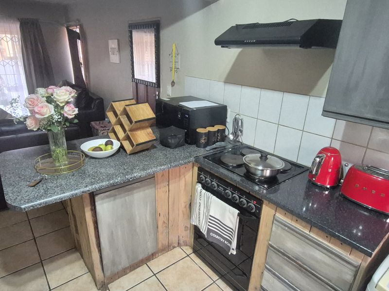 2 Bedroom 2 Bathroom apartment for sale in die Hoewes - Photo 4