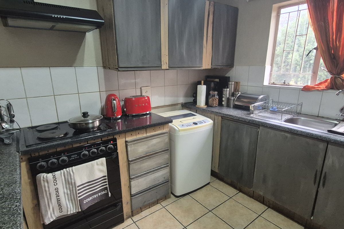2 Bedroom 2 Bathroom apartment for sale in die Hoewes - Photo 3
