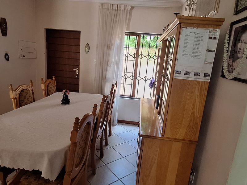 Spacious, beautiful and well maintained garden- Your Perfect Home Awaits! - Photo 2