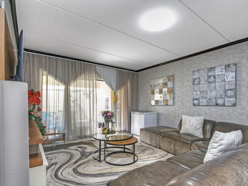 The Definition Of Modern! - Photo 2