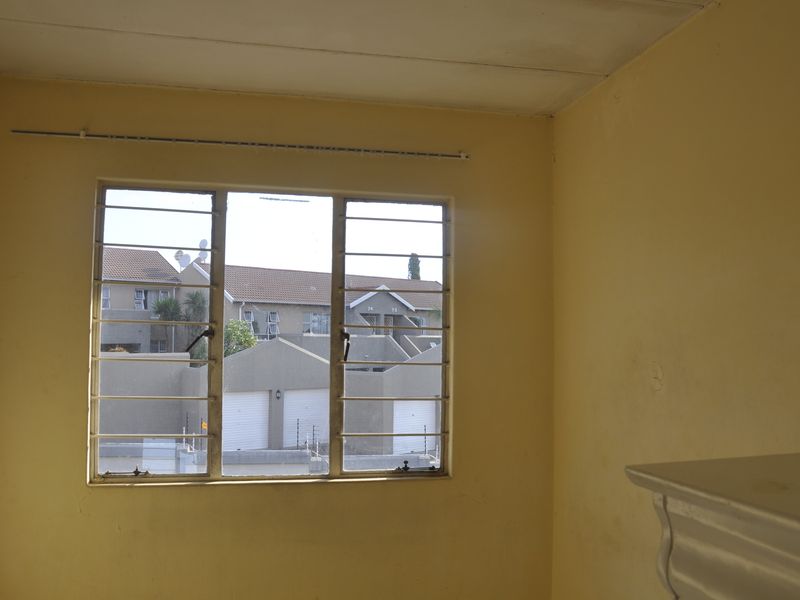 Attractive First Floor Apartment in Silkwood Complex - Photo 8