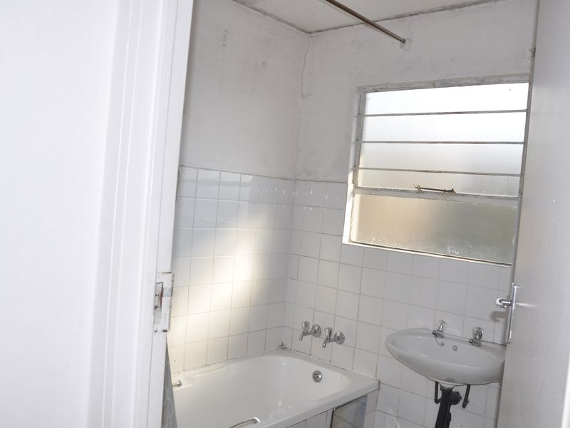 Attractive First Floor Apartment in Silkwood Complex - Photo 10