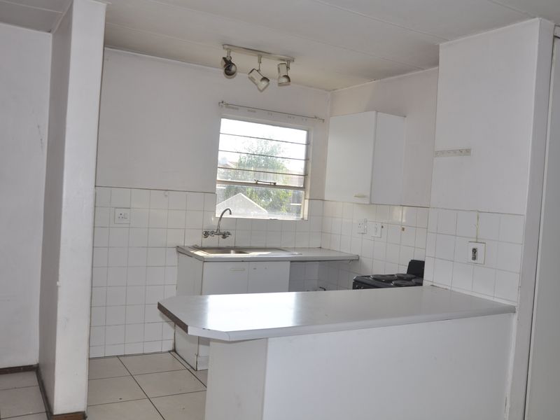 Attractive First Floor Apartment in Silkwood Complex - Photo 3