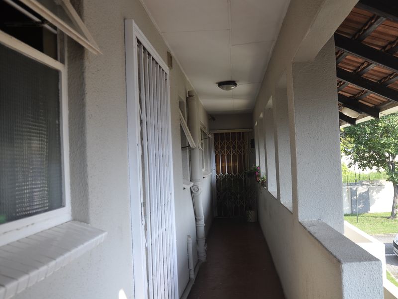 Attractive First Floor Apartment in Silkwood Complex - Photo 2