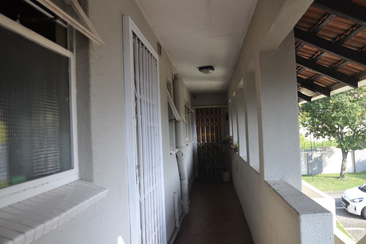 Attractive First Floor Apartment in Silkwood Complex - Photo 2