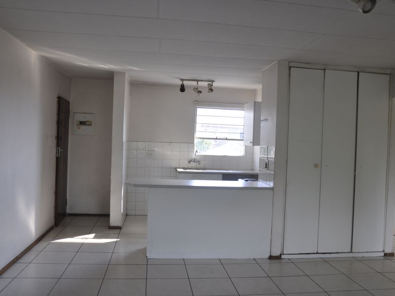 Attractive First Floor Apartment in Silkwood Complex - Photo 5