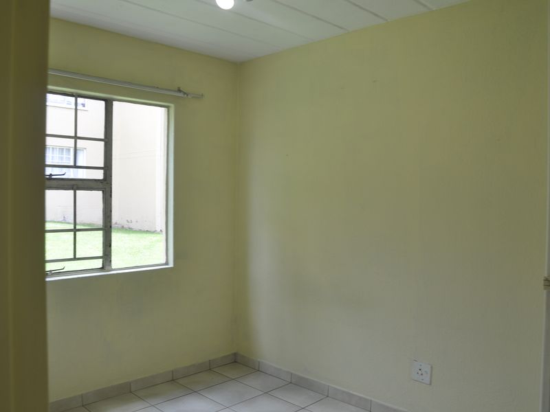 Attractive Ground Floor Apartment in Rosewood Complex - Photo 9