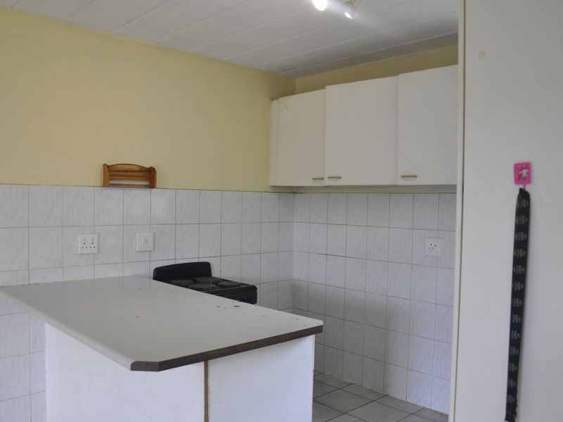 Attractive Ground Floor Apartment in Rosewood Complex - Photo 2