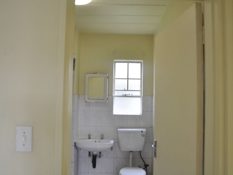 Attractive Ground Floor Apartment in Rosewood Complex - Photo 10