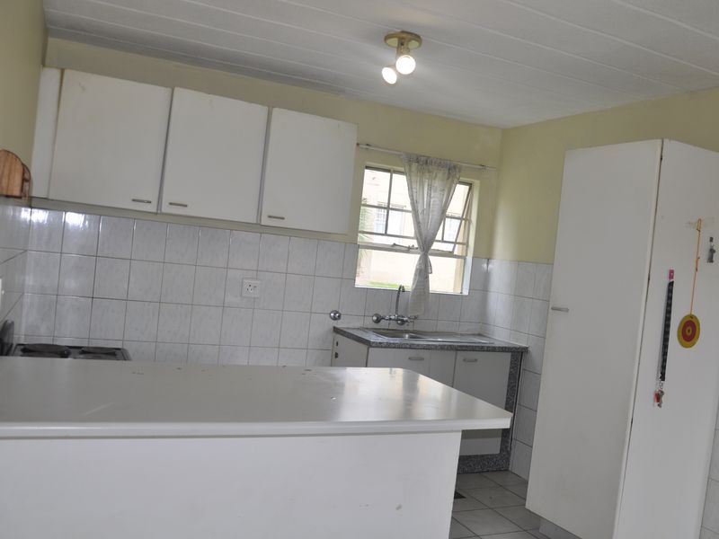 Attractive Ground Floor Apartment in Rosewood Complex - Photo 3