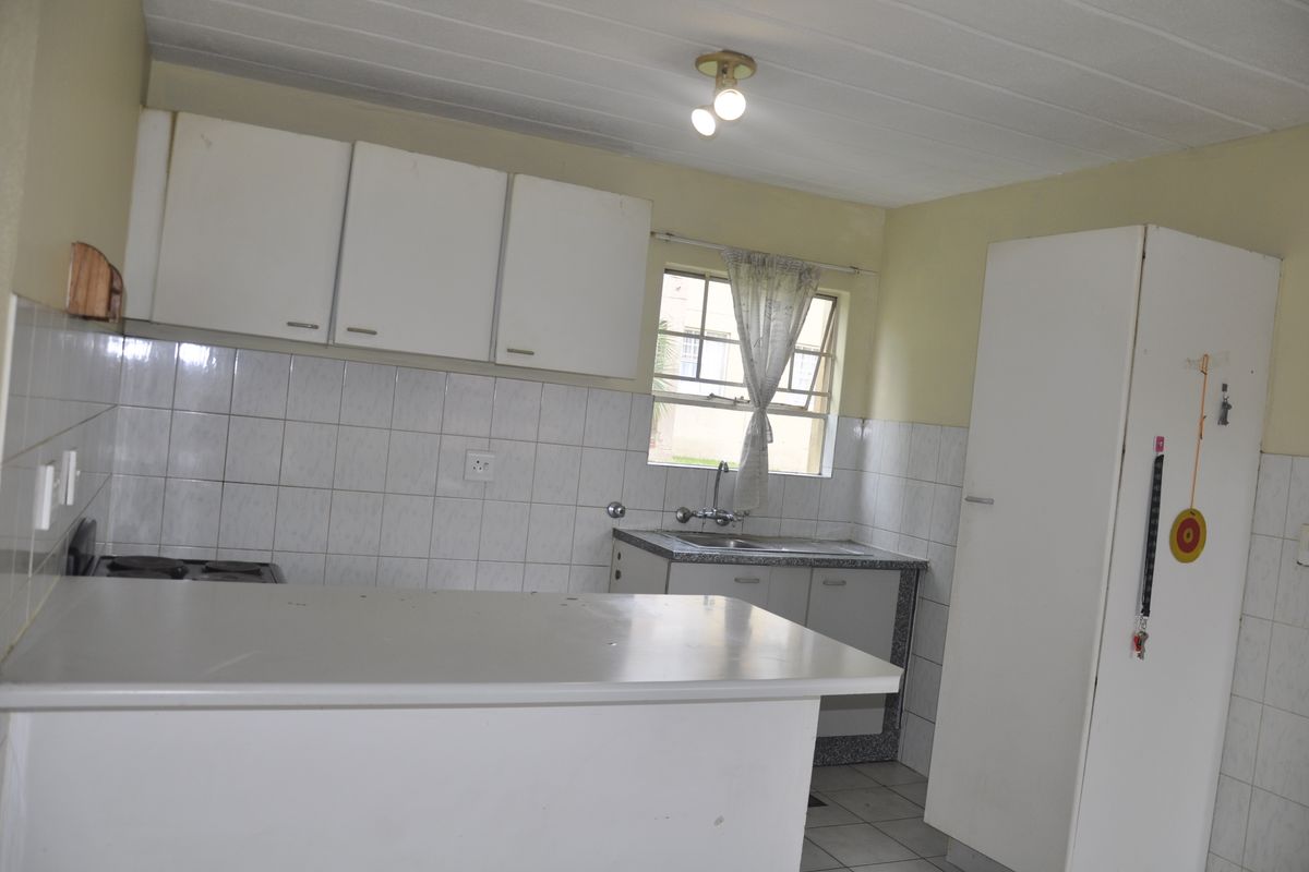 Attractive Ground Floor Apartment in Rosewood Complex - Photo 3