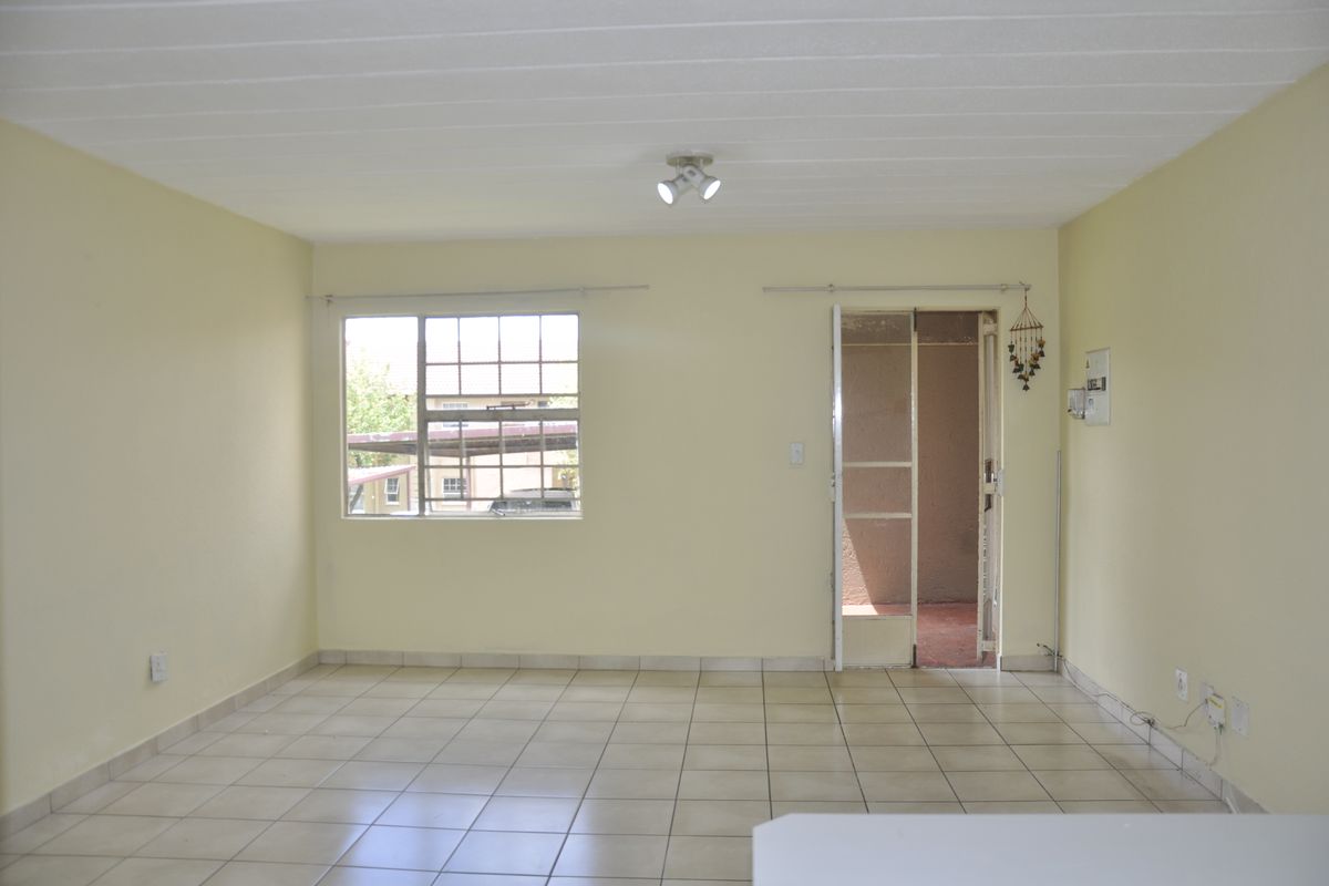 Attractive Ground Floor Apartment in Rosewood Complex - Photo 4