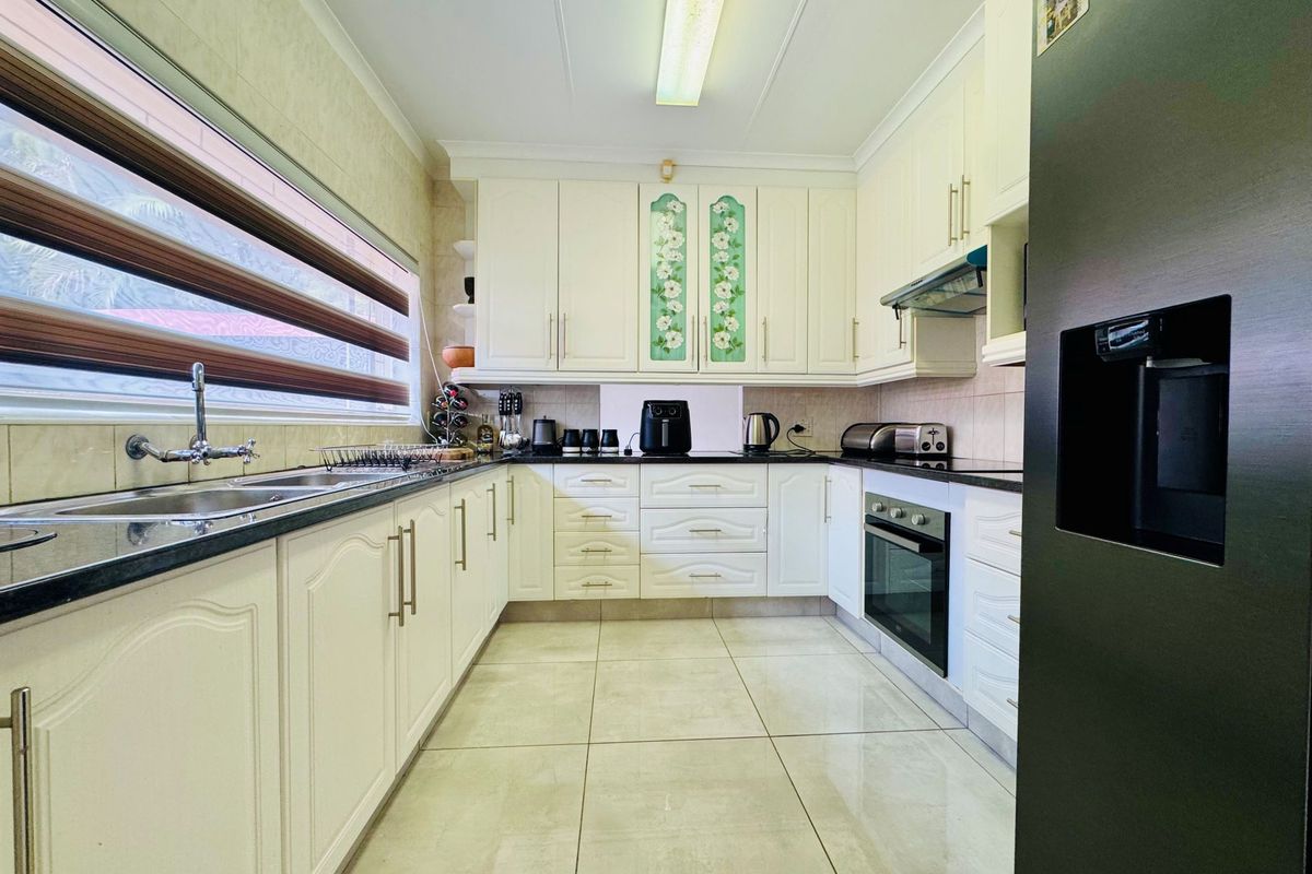 3 Bedroom Home with a pool and private garden. - Photo 3