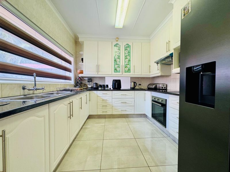 3 Bedroom Home with a pool and private garden. - Photo 3