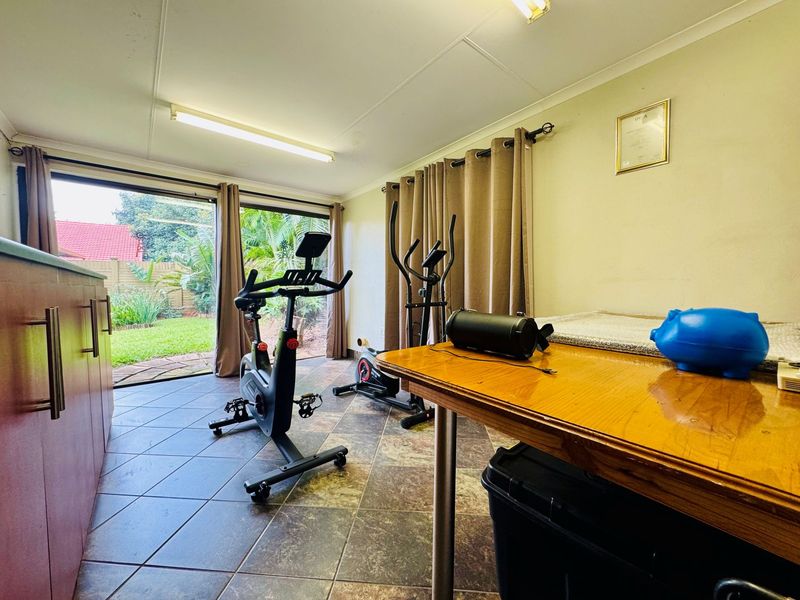 3 Bedroom Home with a pool and private garden. - Photo 8