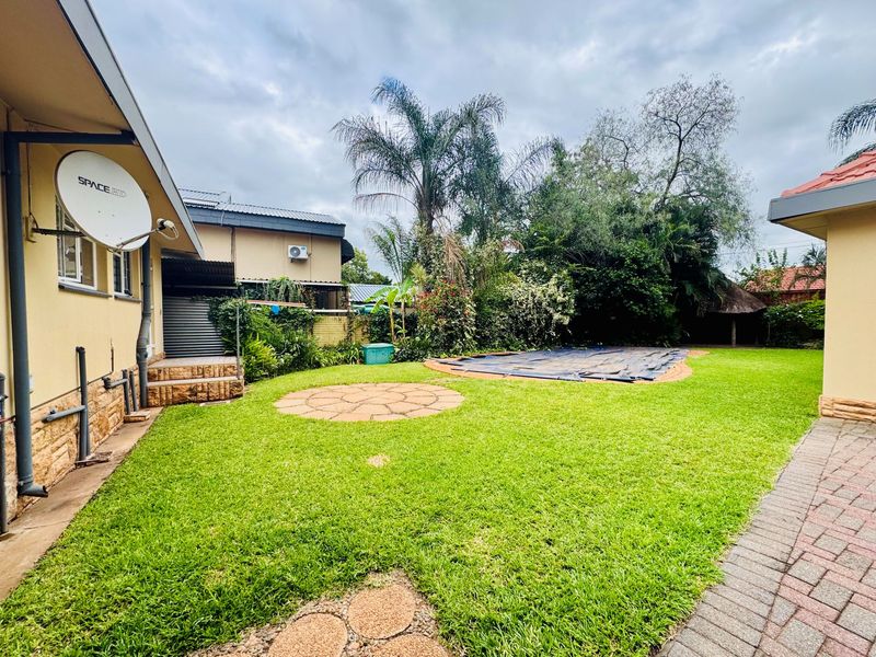 3 Bedroom Home with a pool and private garden. - Photo 9