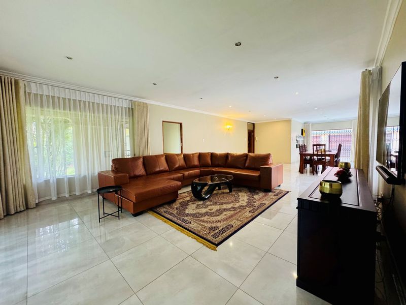 3 Bedroom Home with a pool and private garden. - Photo 7