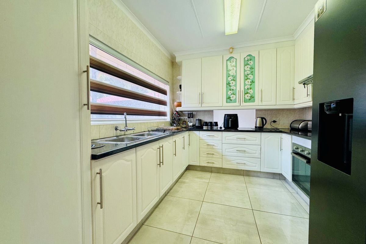 3 Bedroom Home with a pool and private garden. - Photo 2