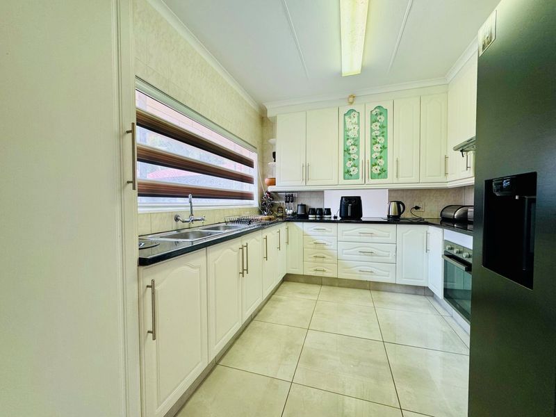 3 Bedroom Home with a pool and private garden. - Photo 2