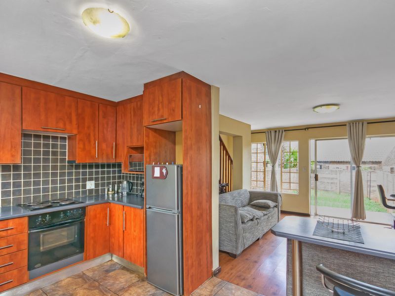 Midrand Ridge – Modern 2 Bedroom Duplex Townhouse with Private Garden - Photo 2