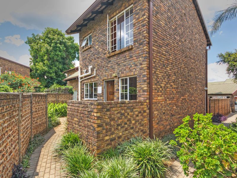 Midrand Ridge – Modern 2 Bedroom Duplex Townhouse with Private Garden - Photo 1