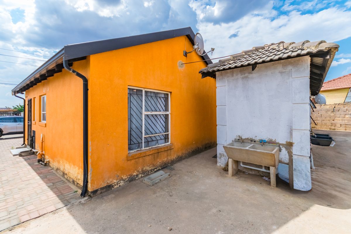 A Beautiful 2 Bedroom House in BraamFischervill - Photo 3