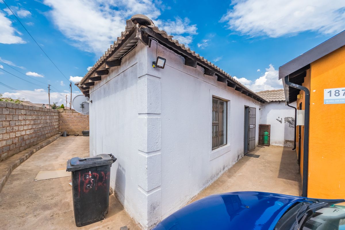 A Beautiful 2 Bedroom House in BraamFischervill - Photo 4