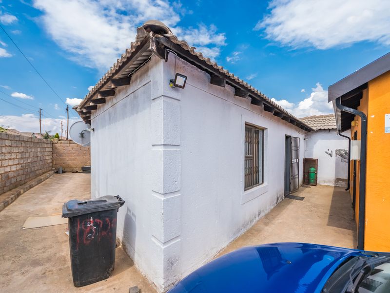 A Beautiful 2 Bedroom House in BraamFischervill - Photo 4