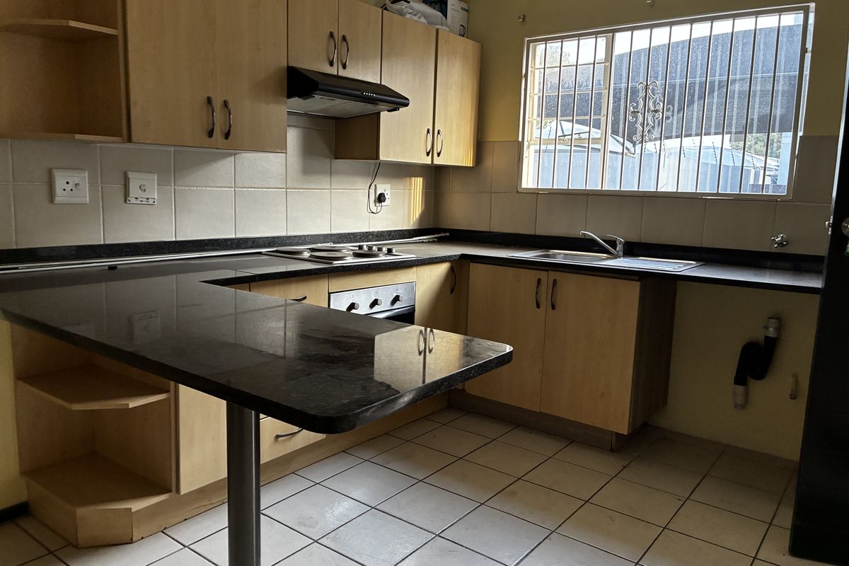 Move In Ready Ground floor Gem in Secure Bardene Complex that is Modern and Low Maintenance - Photo 2