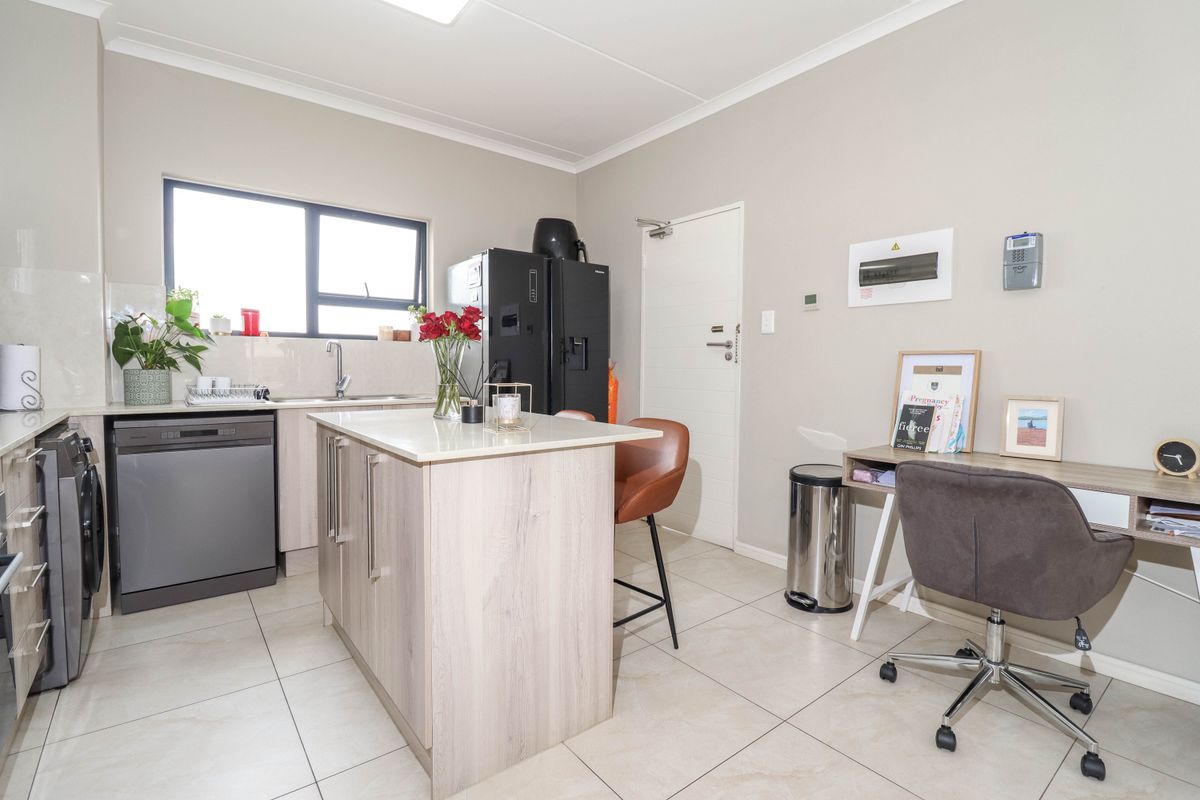 Lock-up-‘n-go starter home - Photo 3