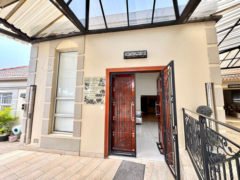 Luxurious and spacious Family Home with Open Plan Living and Private Accommodation - Photo 1