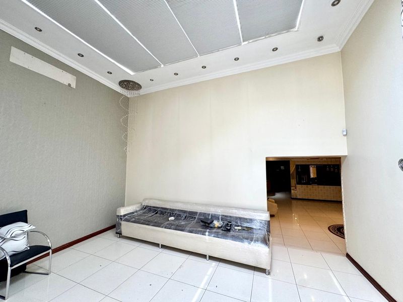 Luxurious and spacious Family Home with Open Plan Living and Private Accommodation - Photo 2