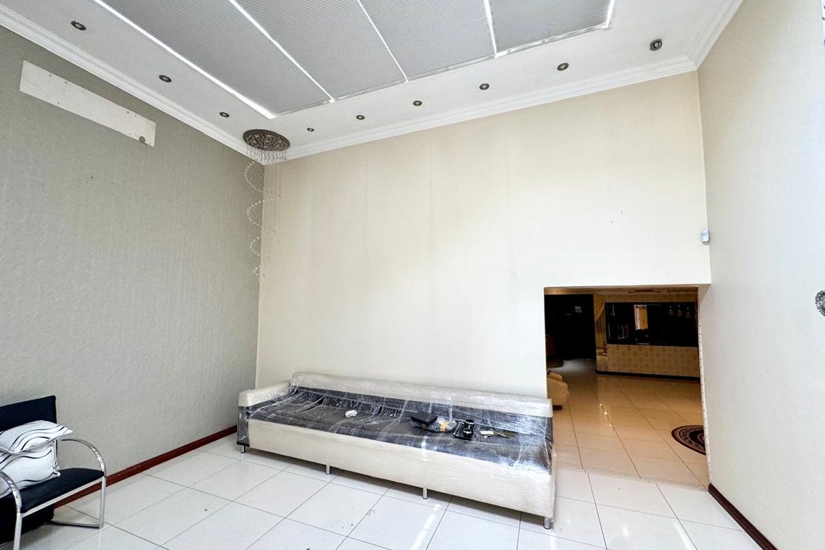 Luxurious and spacious Family Home with Open Plan Living and Private Accommodation - Photo 2
