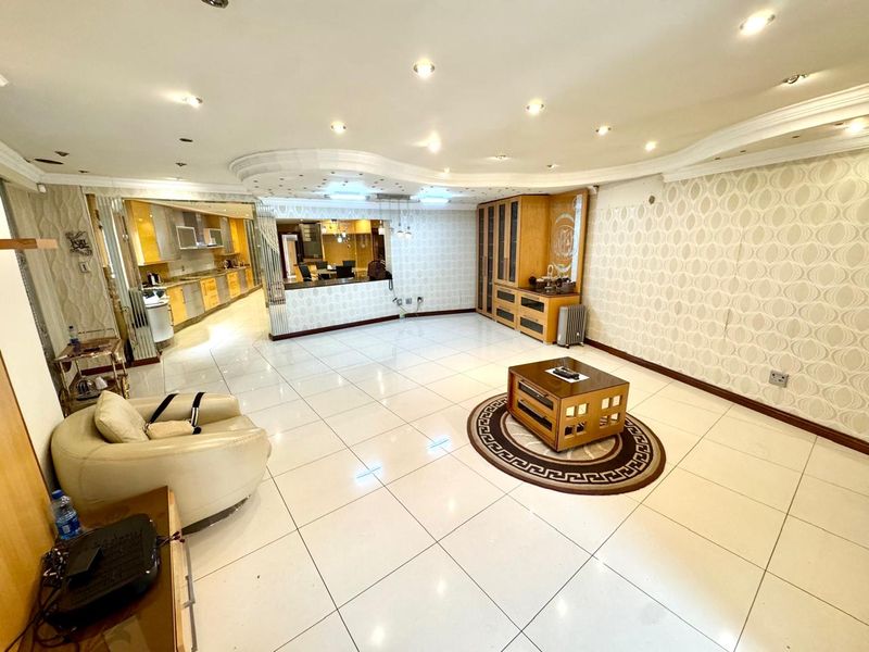 Luxurious and spacious Family Home with Open Plan Living and Private Accommodation - Photo 4