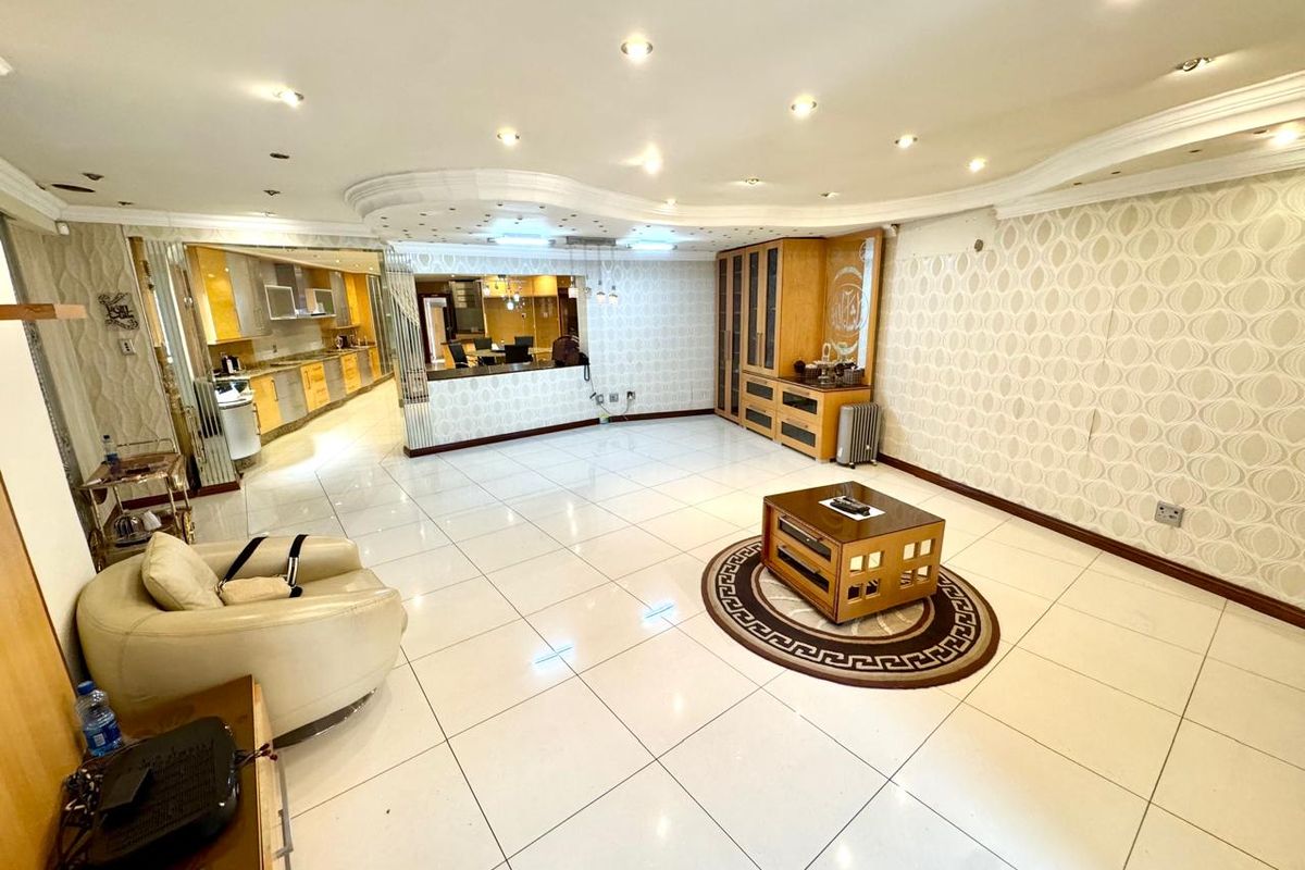 Luxurious and spacious Family Home with Open Plan Living and Private Accommodation - Photo 4