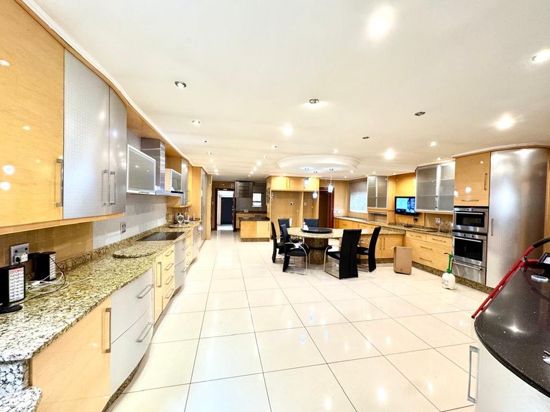 Luxurious and spacious Family Home with Open Plan Living and Private Accommodation - Photo 10