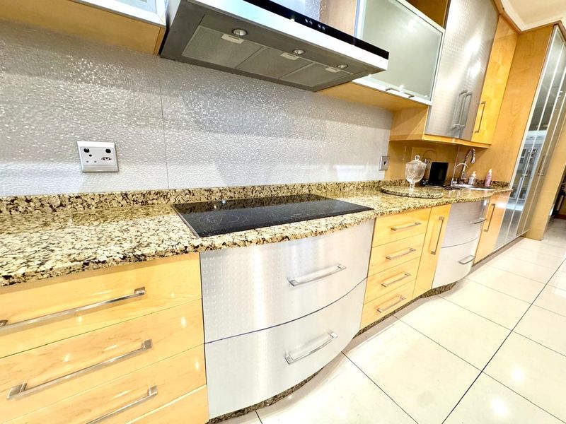 Luxurious and spacious Family Home with Open Plan Living and Private Accommodation - Photo 9