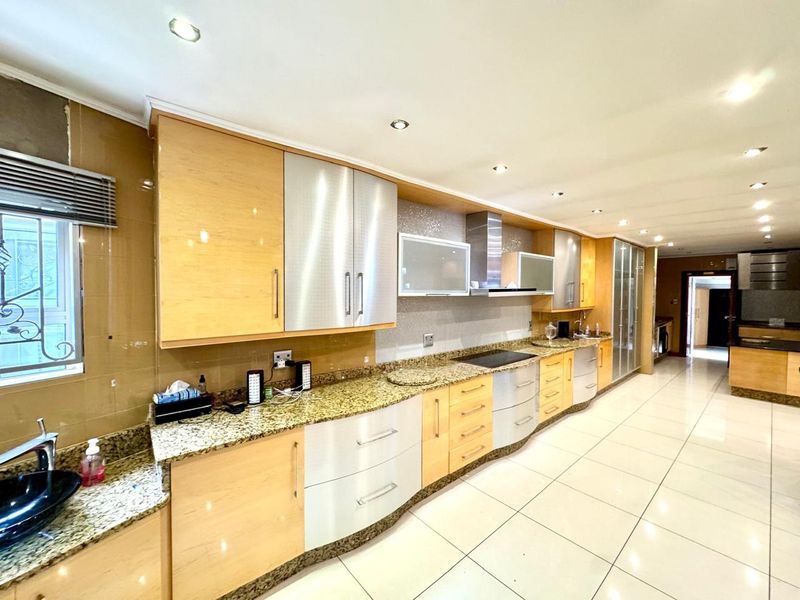 Luxurious and spacious Family Home with Open Plan Living and Private Accommodation - Photo 8